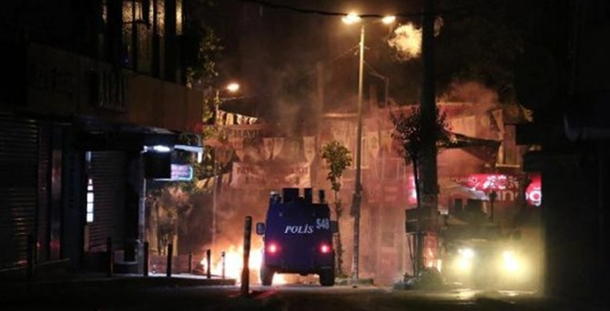 Polise molotof atan 3 kişi tutuklandı