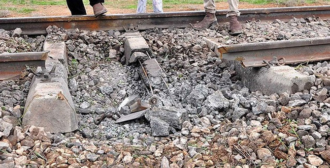 Yük trenine bombalı saldırı