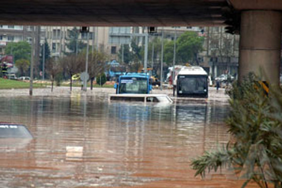 Gaziantep'te sel, can aldı
