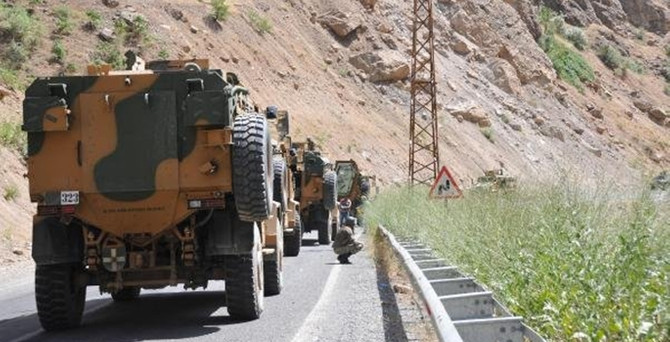 Hakkari'de bir terörist teslim oldu