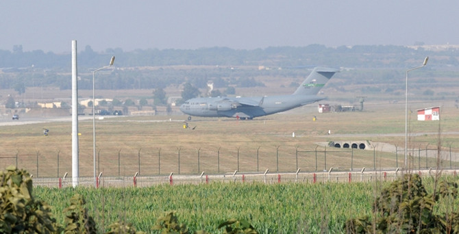 8 ABD uçağı İncirlik Üssü'nde