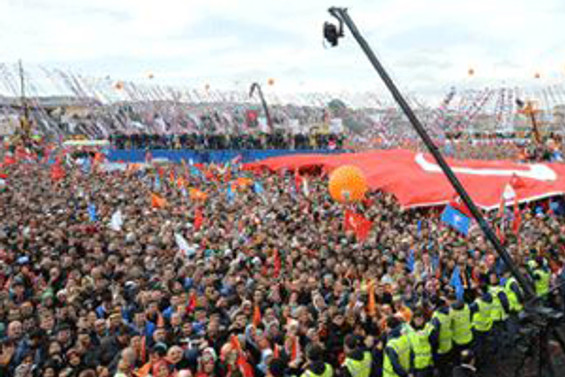 Siyasiler meydana iniyor