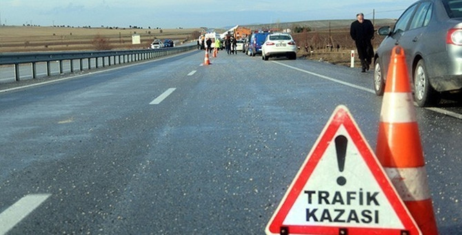 Tarım işçilerini taşıyan minibüs devrildi: 2 ölü