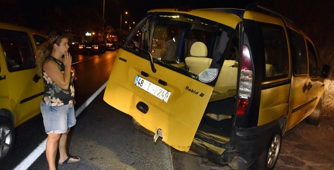 Yola çıkan inekler zincirleme kazaya neden oldu