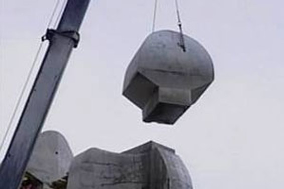İnsanlık Anıtı'nın başı kesildi
