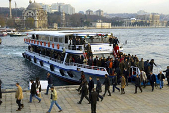 Tekne, Galata Köprüsü'ne çarptı