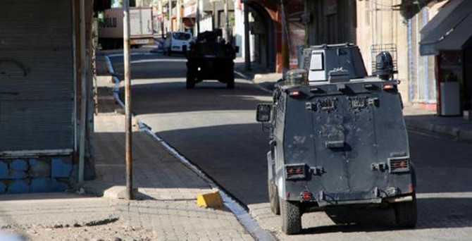 Gasp ettikleri tırla yolu kapattılar