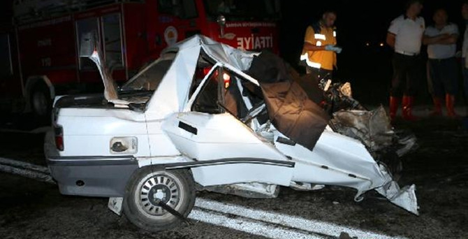TIR ile otomobil çarpıştı: 2 ölü, 1 yaralı