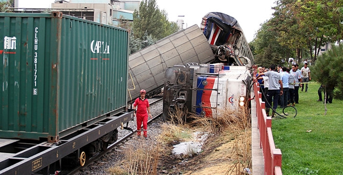Yolcu treni ile yük treni çarpıştı