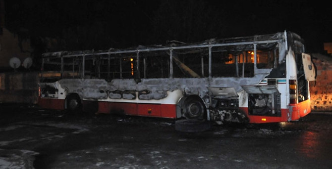 Terör örgütü yandaşları otobüs yaktı!