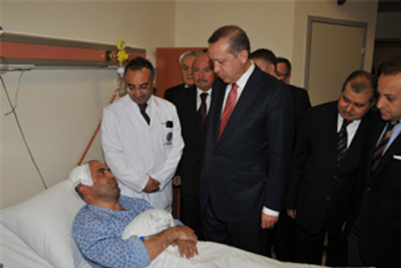 Yaralı memuru ziyaret etti