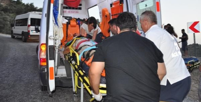 Minibüs uçuruma yuvarlandı: 4 ölü 14 yaralı