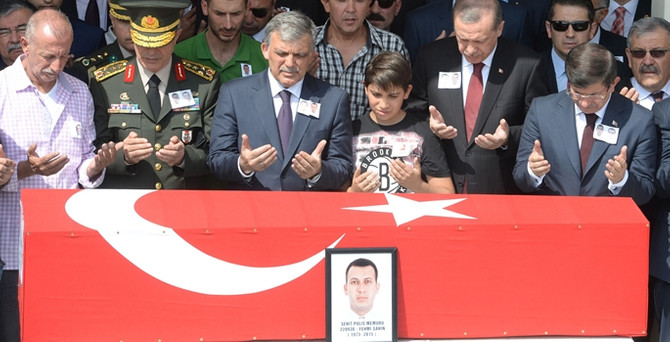 Şehit polisler için tören