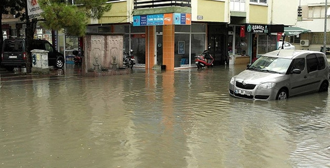 Sağanak yağış Çanakkale'yi vurdu