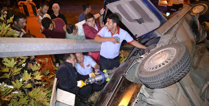Zonguldak'ta otomobil direğe çarptı: 3 yaralı