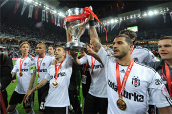 Kupayı Beşiktaş kaldırdı