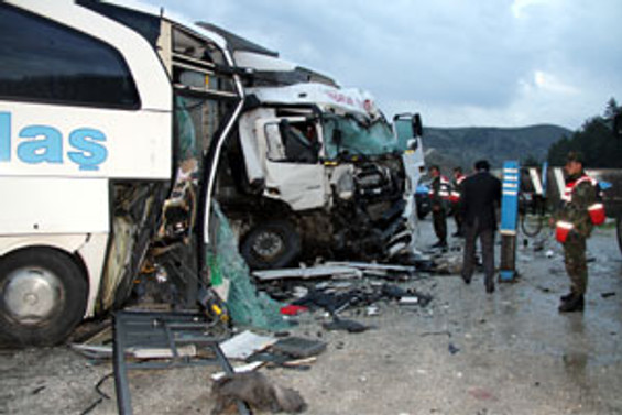 Yolcu otobüsü ile TIR çarpıştı