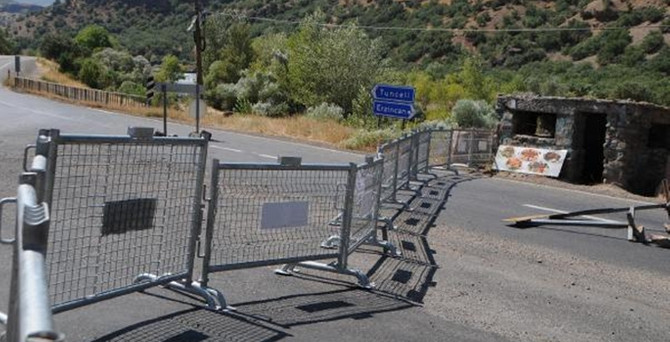 İki ilçenin yolları kapatıldı