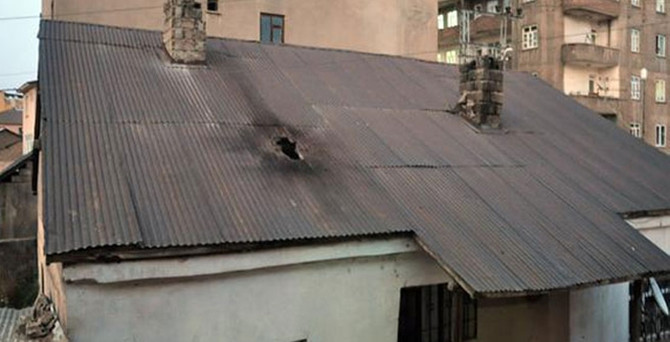 Hakkari'de hendek kapatan polise saldırı