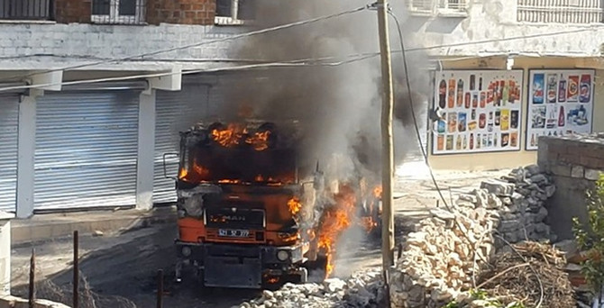 Silvan'da itfaiye aracına saldırı