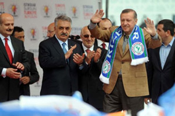 Takke düştü kel göründü