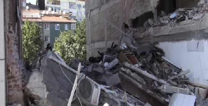Üsküdar'da bina çöktü: 1 ölü 4 yaralı