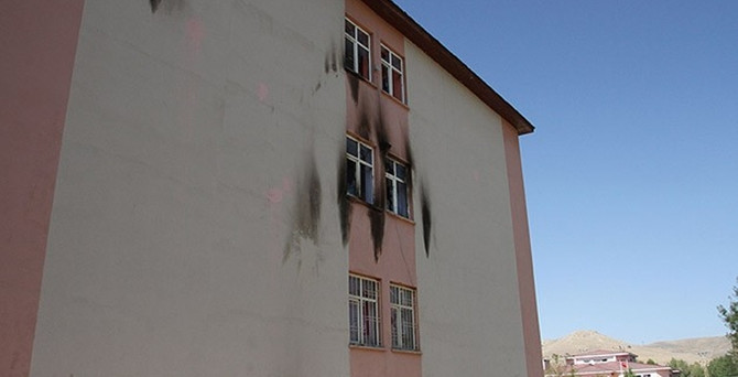 Van'da okula molotoflu saldırı