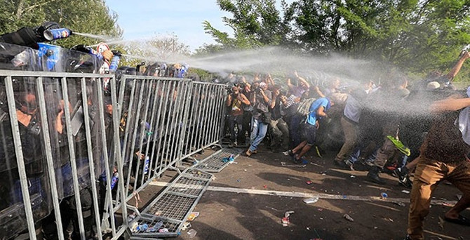 Macar polisi sığınmacılara müdahale etti