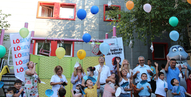 Lösemiden kurtulan çocuklar maske attı