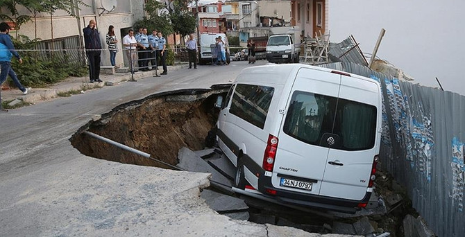 Yol bir anda göçtü