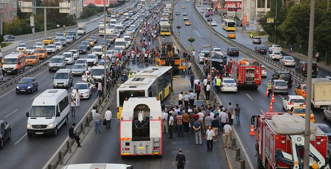 Metrobüs ile cip çarpıştı: 1'i ağır 5 yaralı