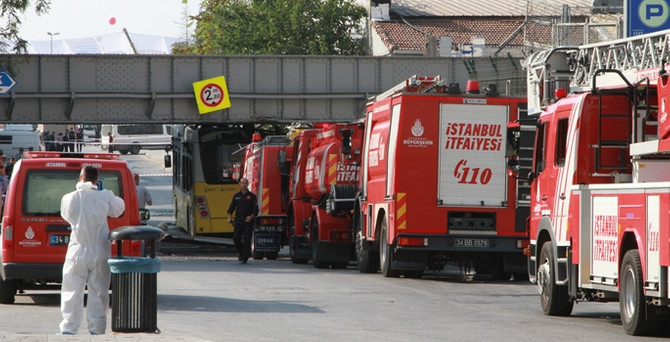 Üst geçide çarpan otobüsün yakıt deposu patladı