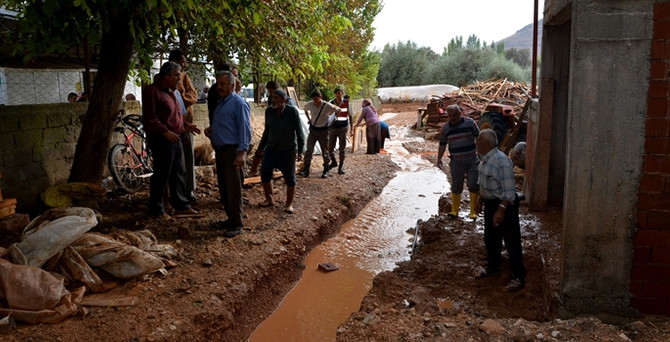 Antalya'da sağanak sele neden oldu