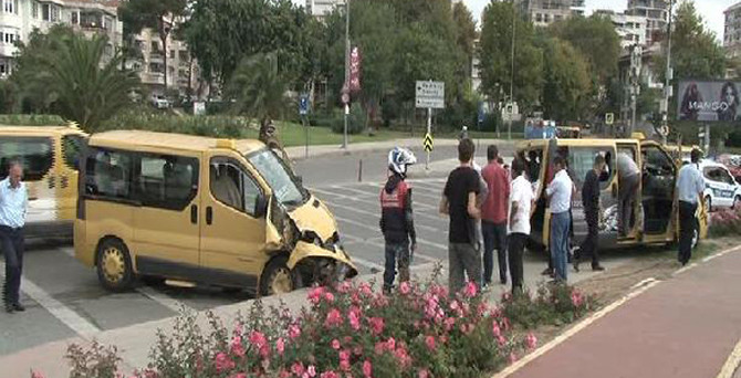 Kadıköy'de dolmuşlar çarpıştı: 3 yaralı