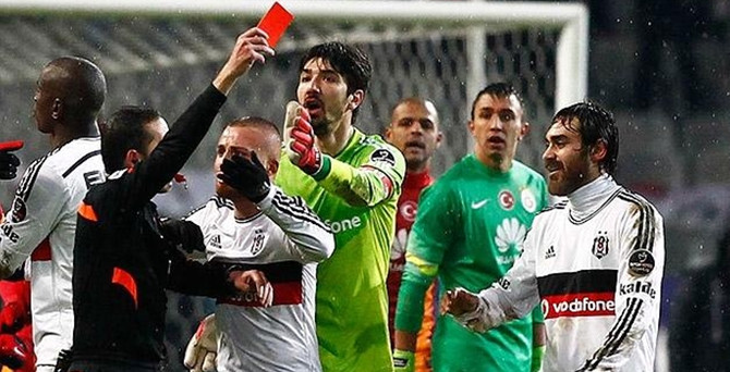 Beşiktaş derbilerde 'kızarıyor'