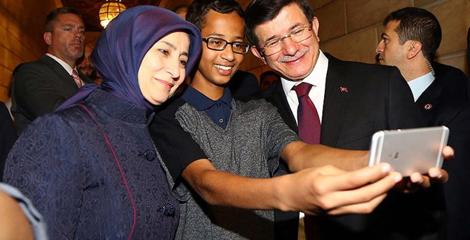 Davutoğlu'ndan 'bombacı çocuk' özçekimi