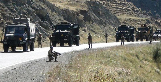 Orduevi önünde askeri araca saldırı