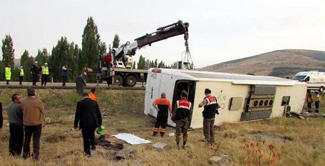Yolcu otobüsü devrildi: 1 ölü, 32 yaralı