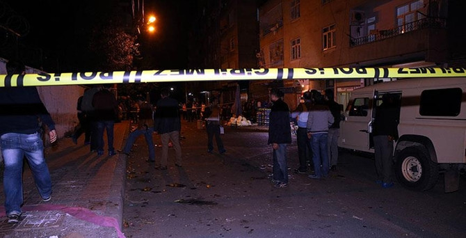 Diyarbakır'da askeri konvoya saldırı: 4 sivil yaralı