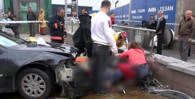 Otomobil metro durağına daldı: 2 ölü