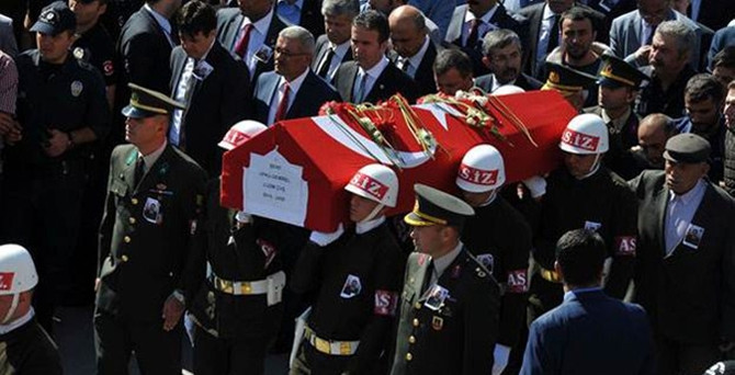Şehit uzman çavuşu 10 bin kişi uğurladı