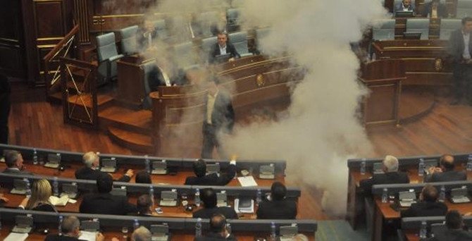 Meclise gaz bombası atıldı