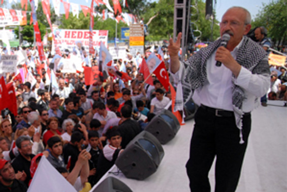 Bayrak yanıtını Diyarbakır'dan verdi