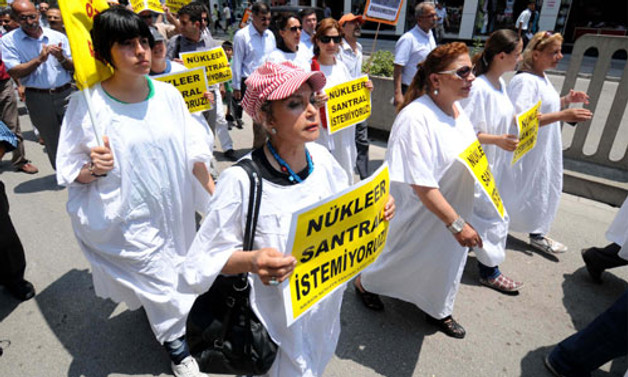 Nükleere karşı kefenli protesto