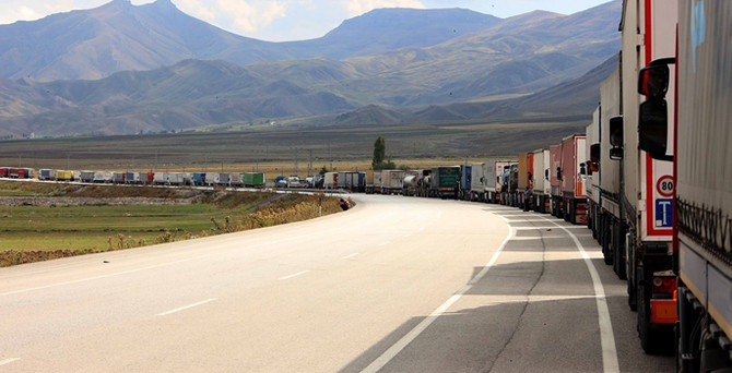Gürbulak'ta 11 kilometrelik TIR kuyruğu