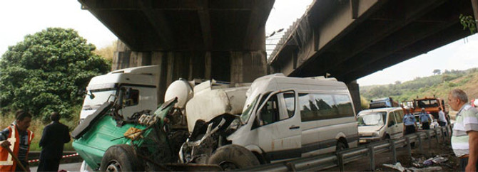 Tanker viyadükten düştü: 10 yaralı