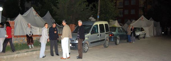 Çadırları terk edip sokağa çıktılar