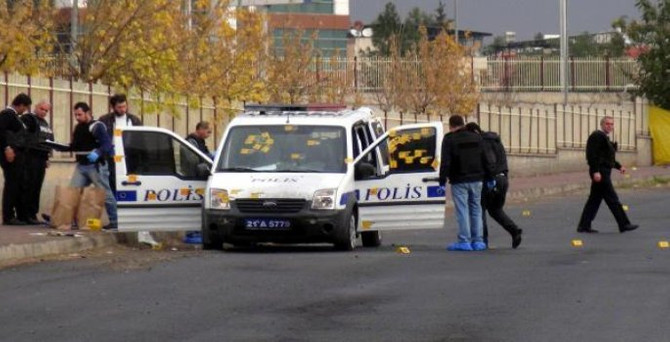Diyarbakır'da polis aracına saldırı: 3 yaralı