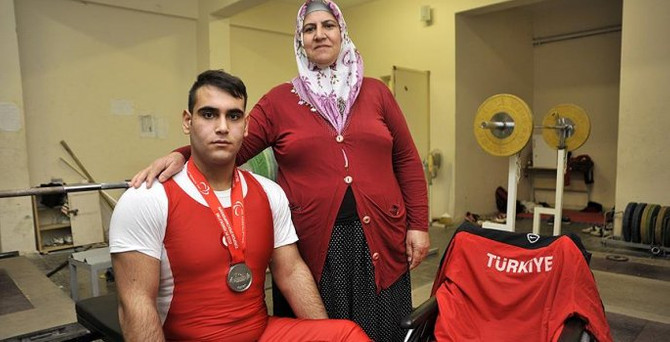 Annesi sırtında taşıdı, o dünyaları kaldırdı