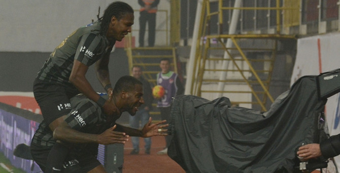Akhisar 90'da güldü